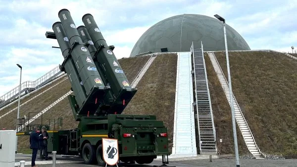 Das erste deutsche Luftverteidigungssystem Arrow 3 am Standort Schönewalde. Im Hintergrund das Radar, im Vordergrund ein Launcher. Das Radar sitzt deshalb auf einem künstlichen Hügel, um über die Bäume „gucken“ zu können.