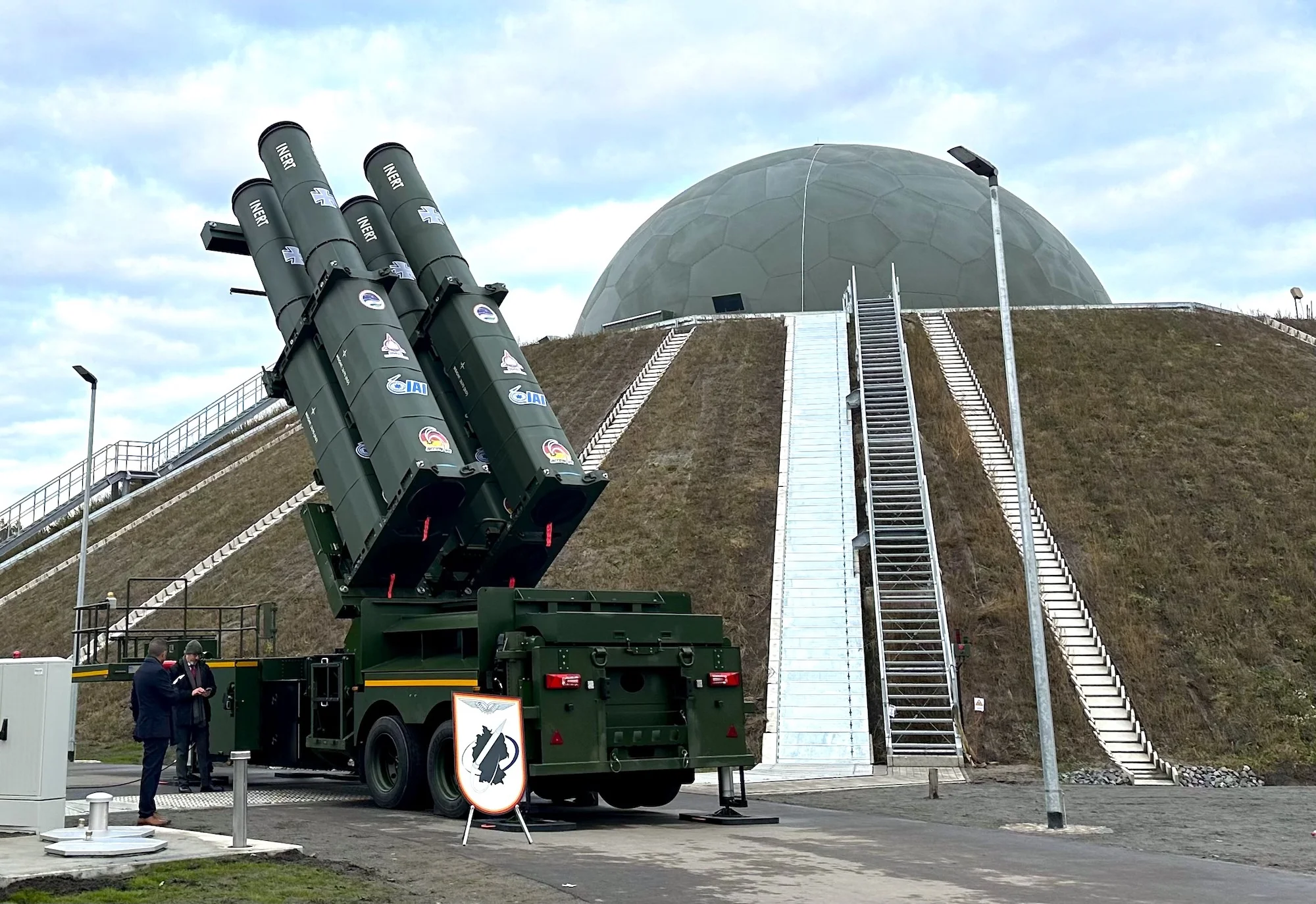 Das erste deutsche Luftverteidigungssystem Arrow 3 am Standort Schönewalde. Im Hintergrund das Radar, im Vordergrund ein Launcher. Das Radar sitzt deshalb auf einem künstlichen Hügel, um über die Bäume „gucken“ zu können.