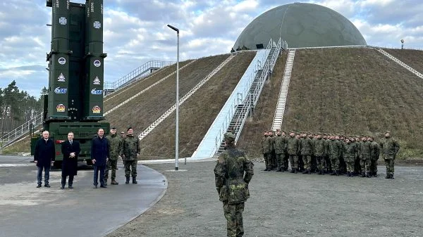 Offizielle Meldung der Erstbefähigung (Initial Operational Capability – IOC) des israelischen Luftverteidigungssystems Arrow 3 durch die deutsche Luftwaffe am 3. Dezember 2025.