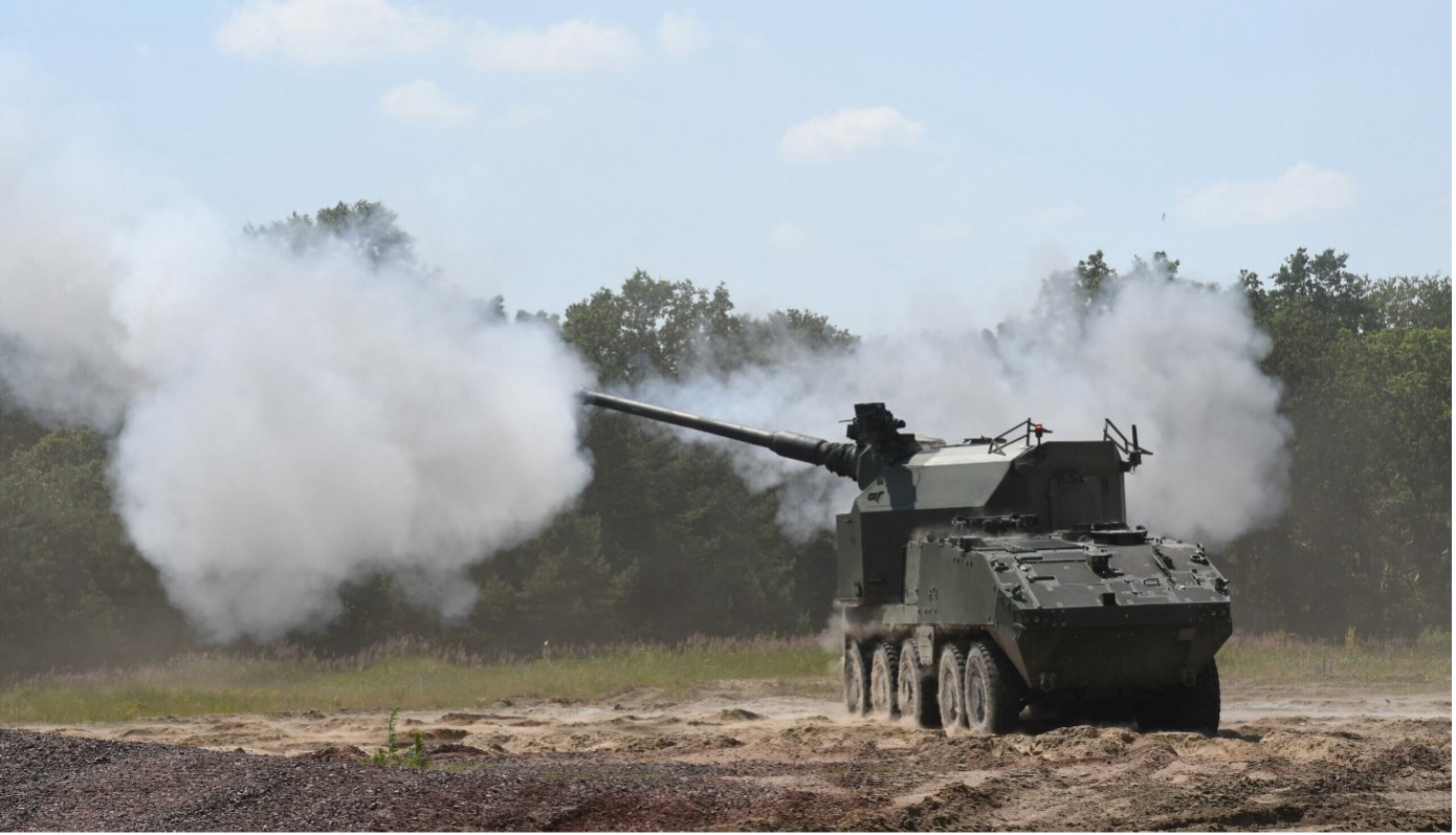 Das Artillerie-System AGM von KNDS auf einem Piranha 10x10 HMC von GDELS bei der Schussabgabe.