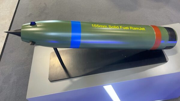 Für größere Reichweiten präsentiert NAMMO bei der Paris Air Show das neue 155mm Ramjet-Artilleriegeschoss.