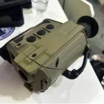 Asio Lynx als handgehaltenes Targetingsystem mit rund 600 Gramm Gewicht.