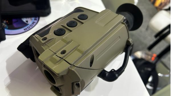 Asio Lynx als handgehaltenes Targetingsystem mit rund 600 Gramm Gewicht.