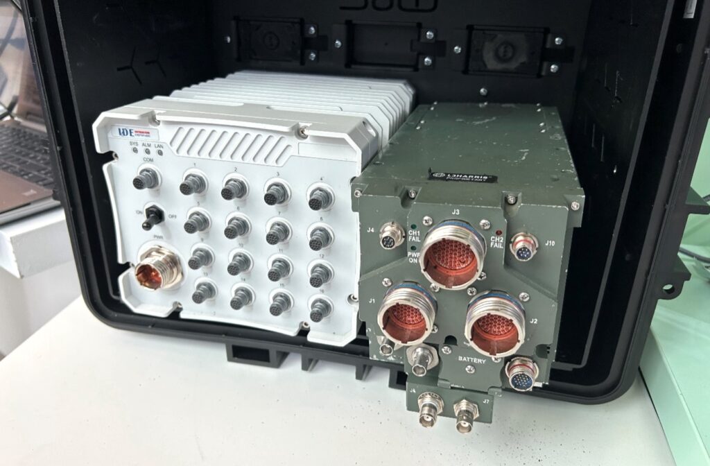 C3Flex: Auch das L3Harris Small Tactical Terminal (STT) KOR-24A (rechts) kann integriert werden, um eine LINK 16-Verbindung zu ermöglichen. (Foto- AF)