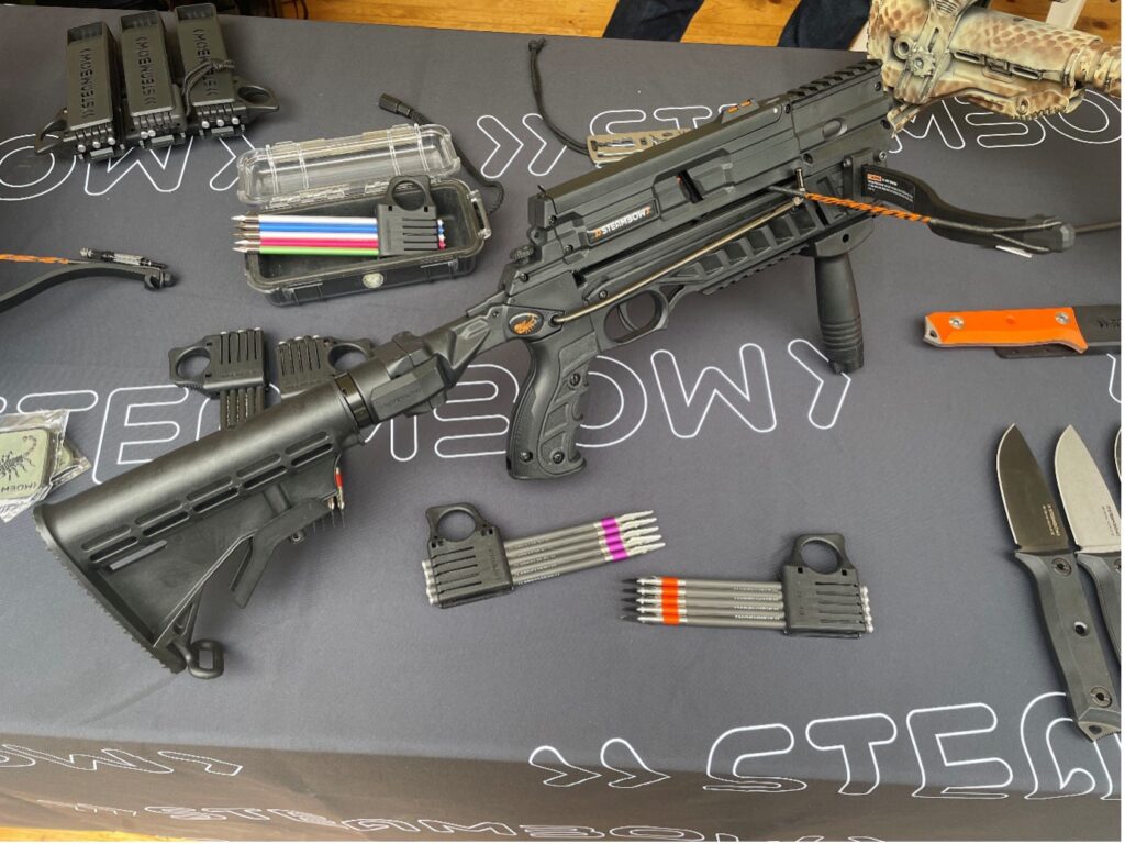 Schwerpunkt ist direkte Reaktion auf die sicherheitspolitische –Auch spezialisierte Ausrüstung wie Armbrüste für den Einsatz bei Spezialkräften gehören zum gezeigten Portfolio