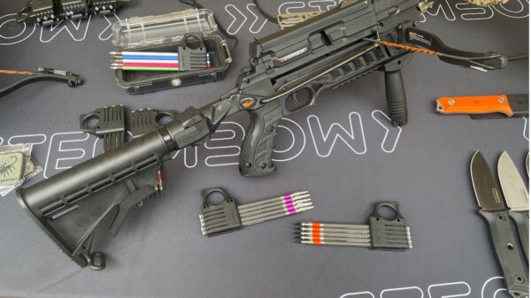 Schwerpunkt ist direkte Reaktion auf die sicherheitspolitische –Auch spezialisierte Ausrüstung wie Armbrüste für den Einsatz bei Spezialkräften gehören zum gezeigten Portfolio