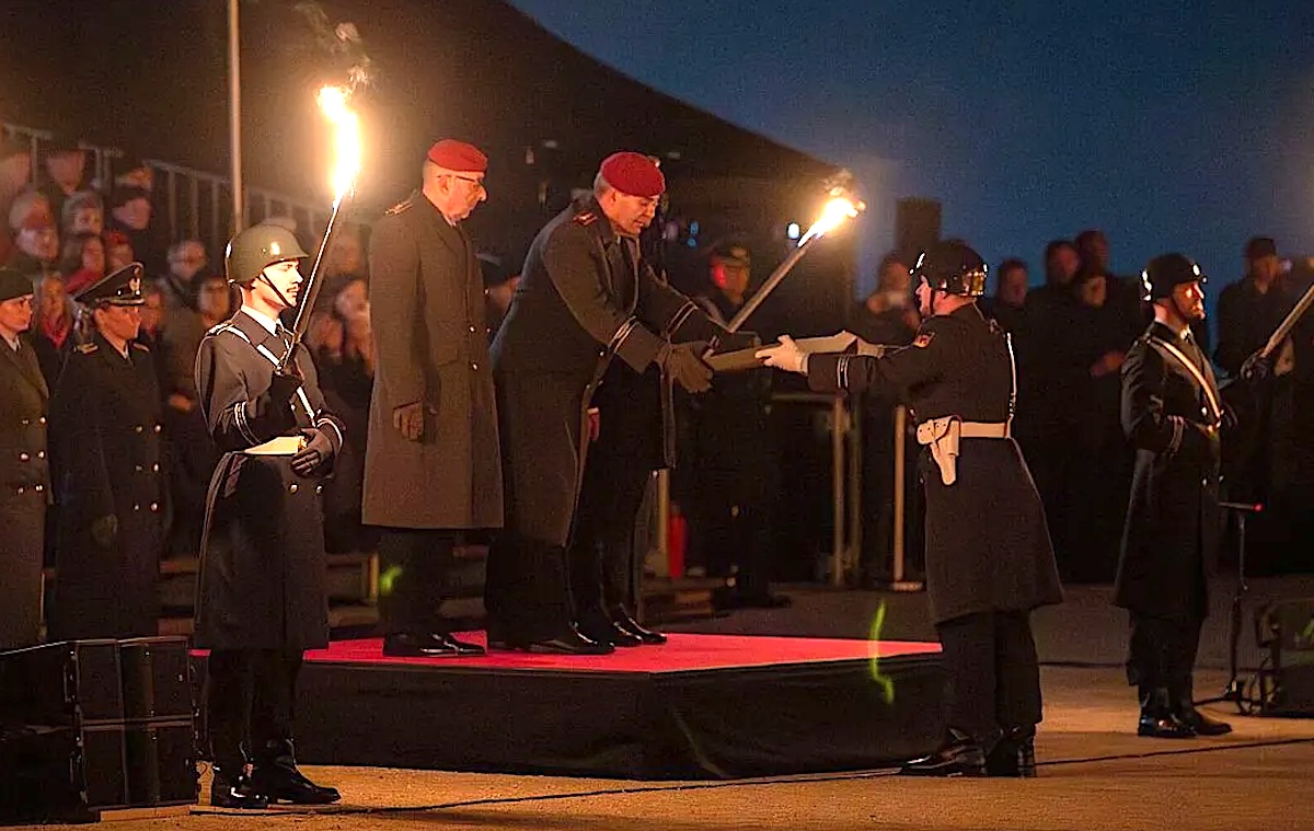 Auf der Festung Ehrenbreitstein in Koblenz wurde der ehemalige Inspekteur des Heeres, Generalleutnant Alfons Mais, mit der feierlichen Zeremonie ehrenvoll verabschiedet. Foto: Bundeswehr/Mario Bähr