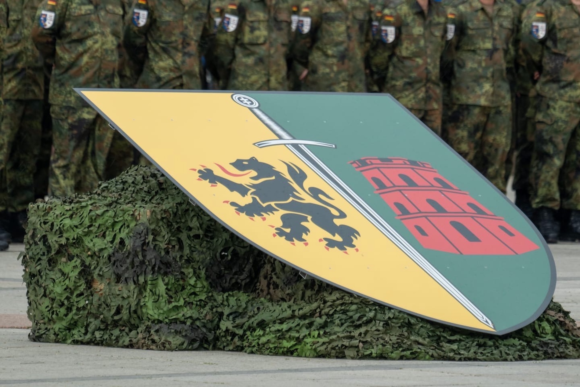 Das Wappen der Panzerbrigade 45, der neuen Bundeswehr-Brigade Litauen, beim heutigen Aufstellungsappell in Vilnius.