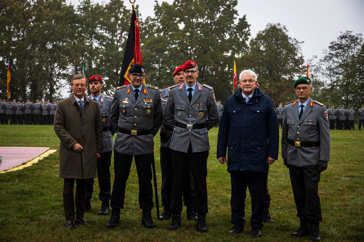 Panzerbrigade 21 : Stephan Prinz zu Lippe (v.l.n.r.), Brigadegeneral Marco Eggert, Oberstleutnant Fabian Kolbe, Thomas Katzer, Bürgermeister Augustdorf, und Brigadegeneral Alexander Krone, Kommandeur der 1. Panzerdivision, besiegeln die Aufstellung des Artilleriebataillon 215 vor mehr als hundert Gästen und angetretener Truppe.