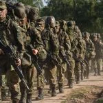 Soldaten der Luftwaffe beim Marsch während der Ausbildung. Ein Anblick, den es demnächst auch um Fürstenfeldbruck wieder geben wird.