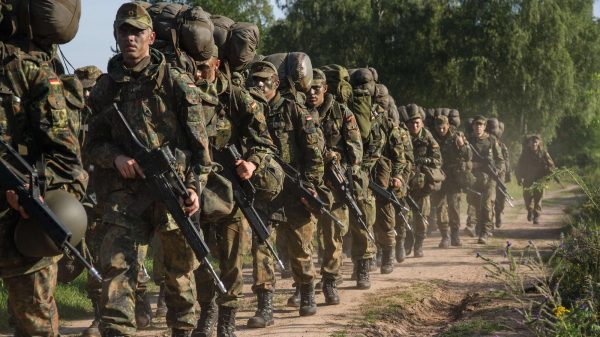 Soldaten der Luftwaffe beim Marsch während der Ausbildung. Ein Anblick, den es demnächst auch um Fürstenfeldbruck wieder geben wird.