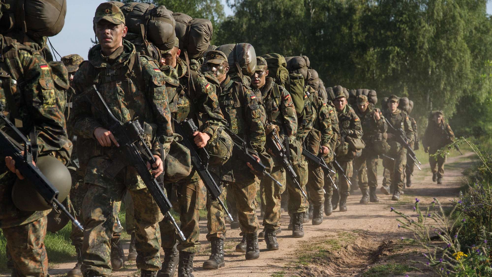 Soldaten der Luftwaffe beim Marsch während der Ausbildung. Ein Anblick, den es demnächst auch um Fürstenfeldbruck wieder geben wird.