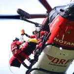 Crew des Rettungshubschraubers "Christoph 100" trainiert einmal jährlich das Windentraining im Flugbetrieb.