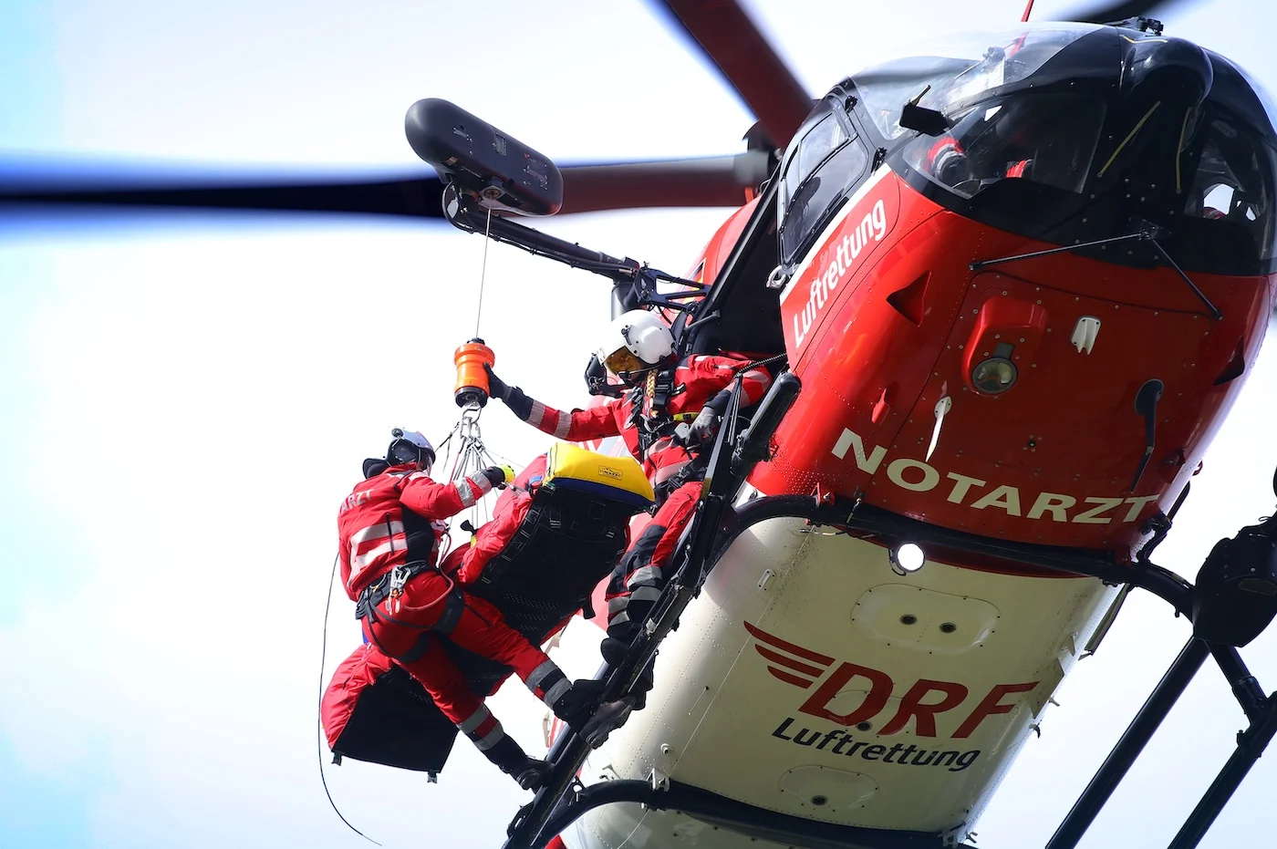 Crew des Rettungshubschraubers "Christoph 100" trainiert einmal jährlich das Windentraining im Flugbetrieb.