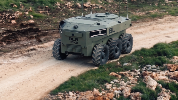 Die Produkte von Bluewhite verwandeln Bodenfahrzeuge in vollständig autonome, intelligente Flotten, die komplexe Missionen in anspruchsvollem Gelände durchführen können.