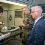 Bundeswehr: Bei Hexonia konnte sich der Abteilungsleiter Rüstung, Vizeadmiral Carsten Stawitzki, selbst ein Bild machen – 'ProduktionLäuft.
