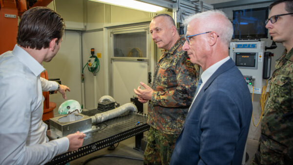 Bundeswehr: Bei Hexonia konnte sich der Abteilungsleiter Rüstung, Vizeadmiral Carsten Stawitzki, selbst ein Bild machen – 'ProduktionLäuft.
