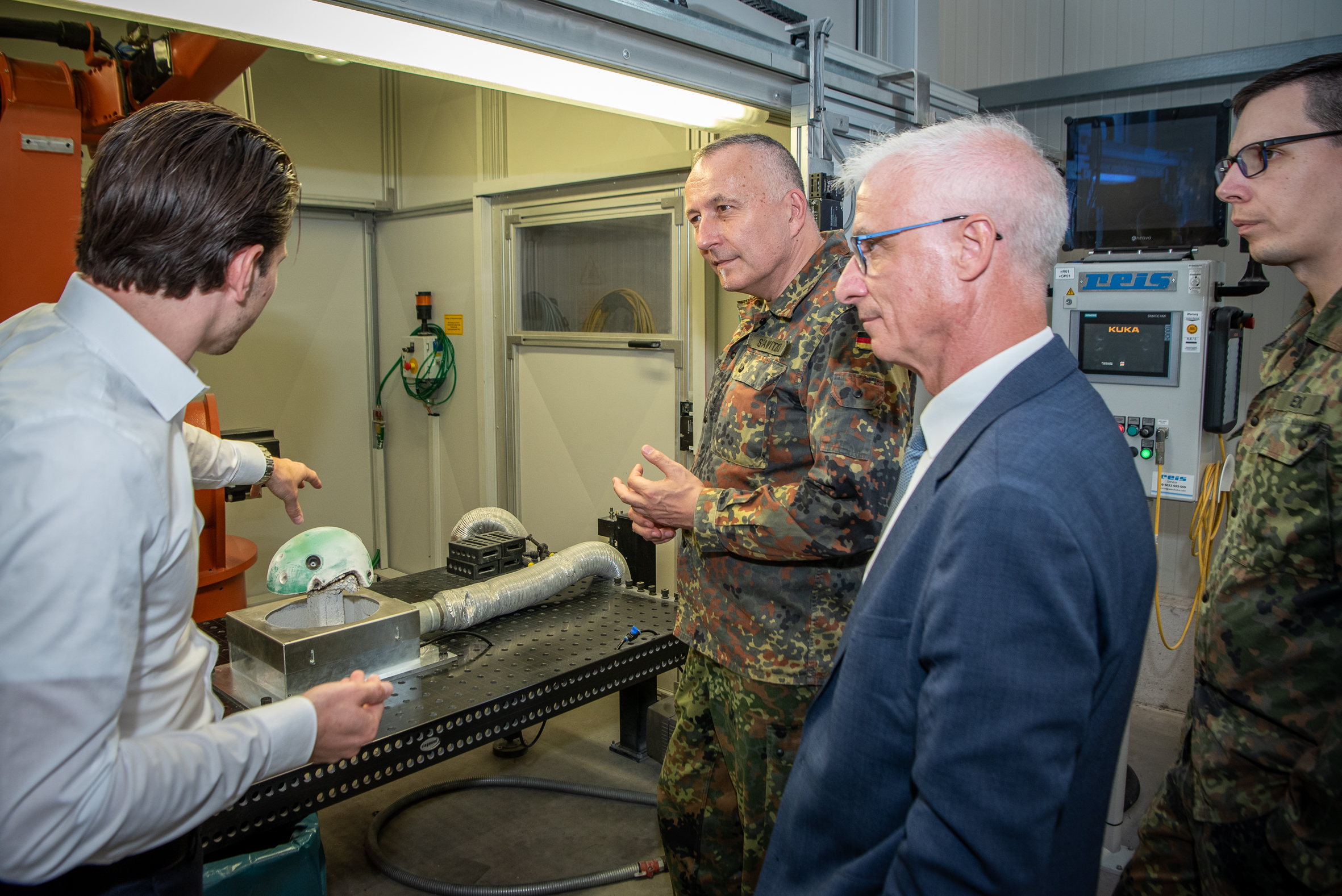 Bundeswehr: Bei Hexonia konnte sich der Abteilungsleiter Rüstung, Vizeadmiral Carsten Stawitzki, selbst ein Bild machen – 'ProduktionLäuft.