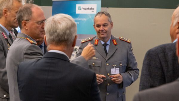 Generalleutnant Alfons Mais bei seinem Besuch im Fraunhofer-Institut für Kommunikation, Informationsverarbeitung und Ergonomie FKIE in Wachtberg.