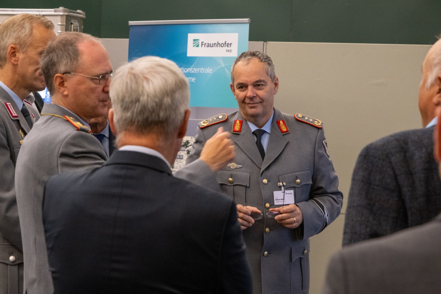 Generalleutnant Alfons Mais bei seinem Besuch im Fraunhofer-Institut für Kommunikation, Informationsverarbeitung und Ergonomie FKIE in Wachtberg.