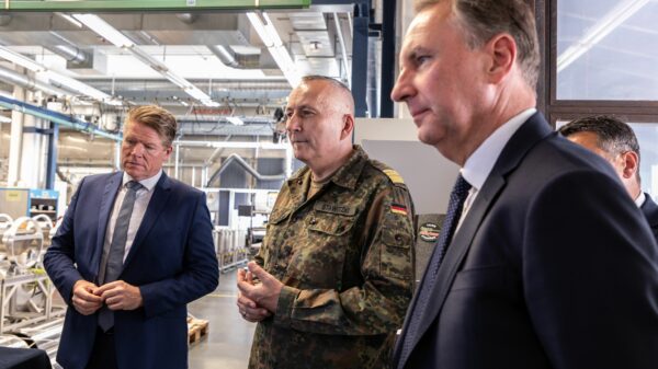 Vizeadmiral Carsten Stawitzki (m,) besucht den MBDA Standort in Schrobenhausen zwischen Leiter Vertrieb & Geschäftsentwicklung Guido Brendler (l.) und Geschäftsführer Thomas Gottschild.