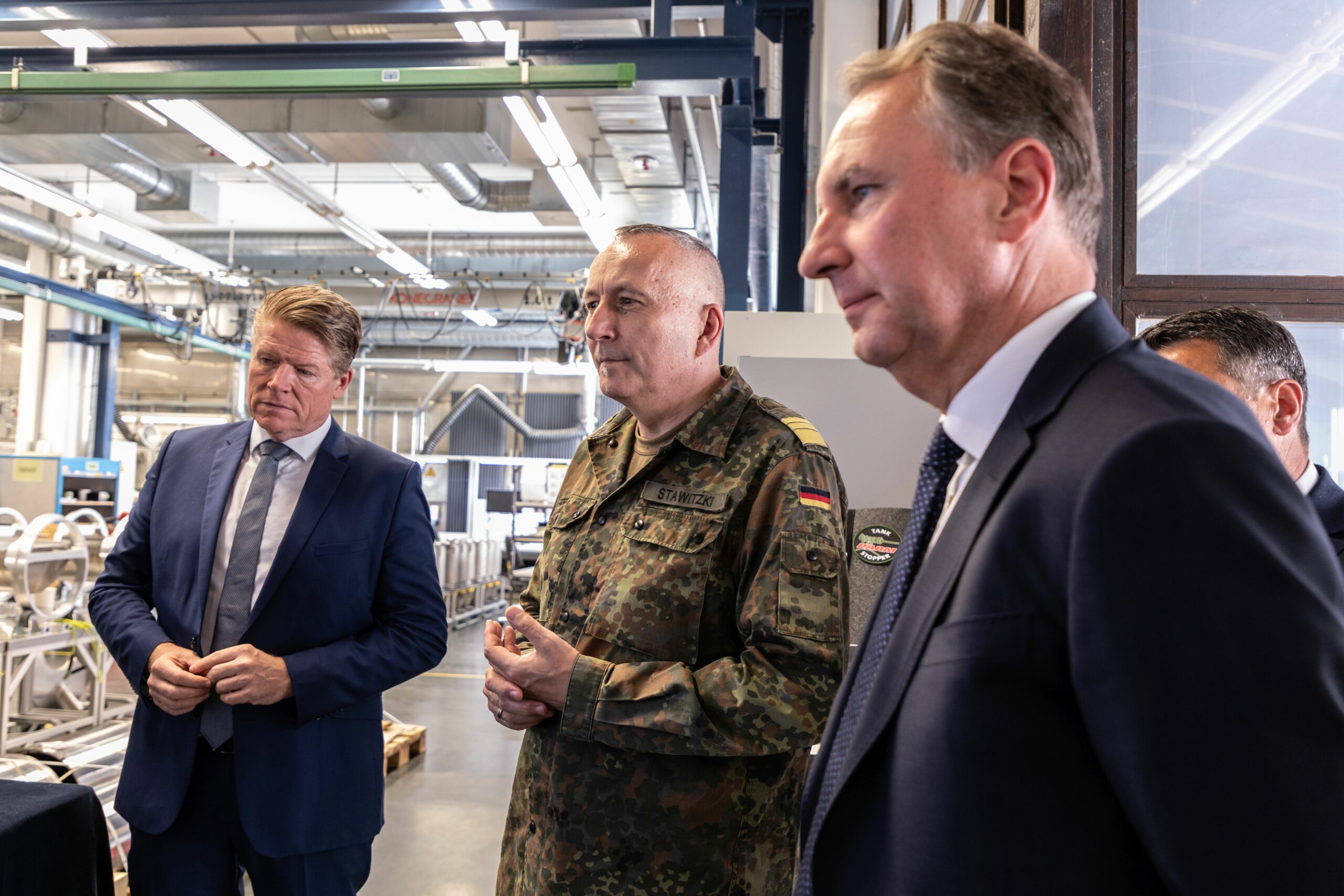 Vizeadmiral Carsten Stawitzki (m,) besucht den MBDA Standort in Schrobenhausen zwischen Leiter Vertrieb & Geschäftsentwicklung Guido Brendler (l.) und Geschäftsführer Thomas Gottschild.