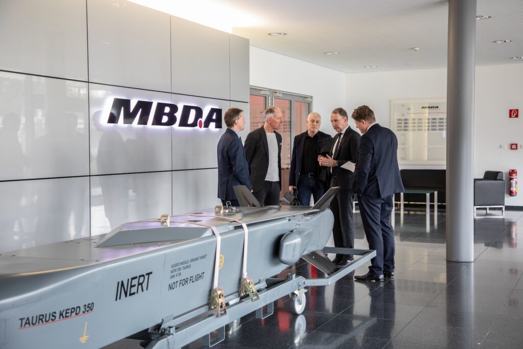 Der Geschäftsführer von MBDA Deutschland, Thomas Gottschild, informiert MdB Jens Lehmann über die Fähigkeiten des Taurus Marschflugkörpers.