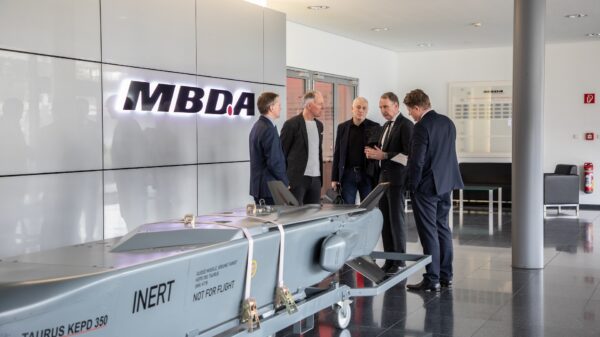 Der Geschäftsführer von MBDA Deutschland, Thomas Gottschild, informiert MdB Jens Lehmann über die Fähigkeiten des Taurus Marschflugkörpers.