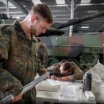 Agiles Arbeiten: Soldaten des Panzerbataillons 393 übernehmen im Bundeswehrdepot Kampfpanzer LEOPARD 2 in der Variante A7V und die zugehörige Ausstattung in Karlsruhe. Foto: Bundeswehr / Marco Dorow