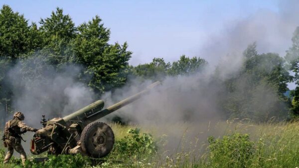 Munition für Russland – Ein ukrainischer Artillerist feuert die russische Haubitze D-30 ab.