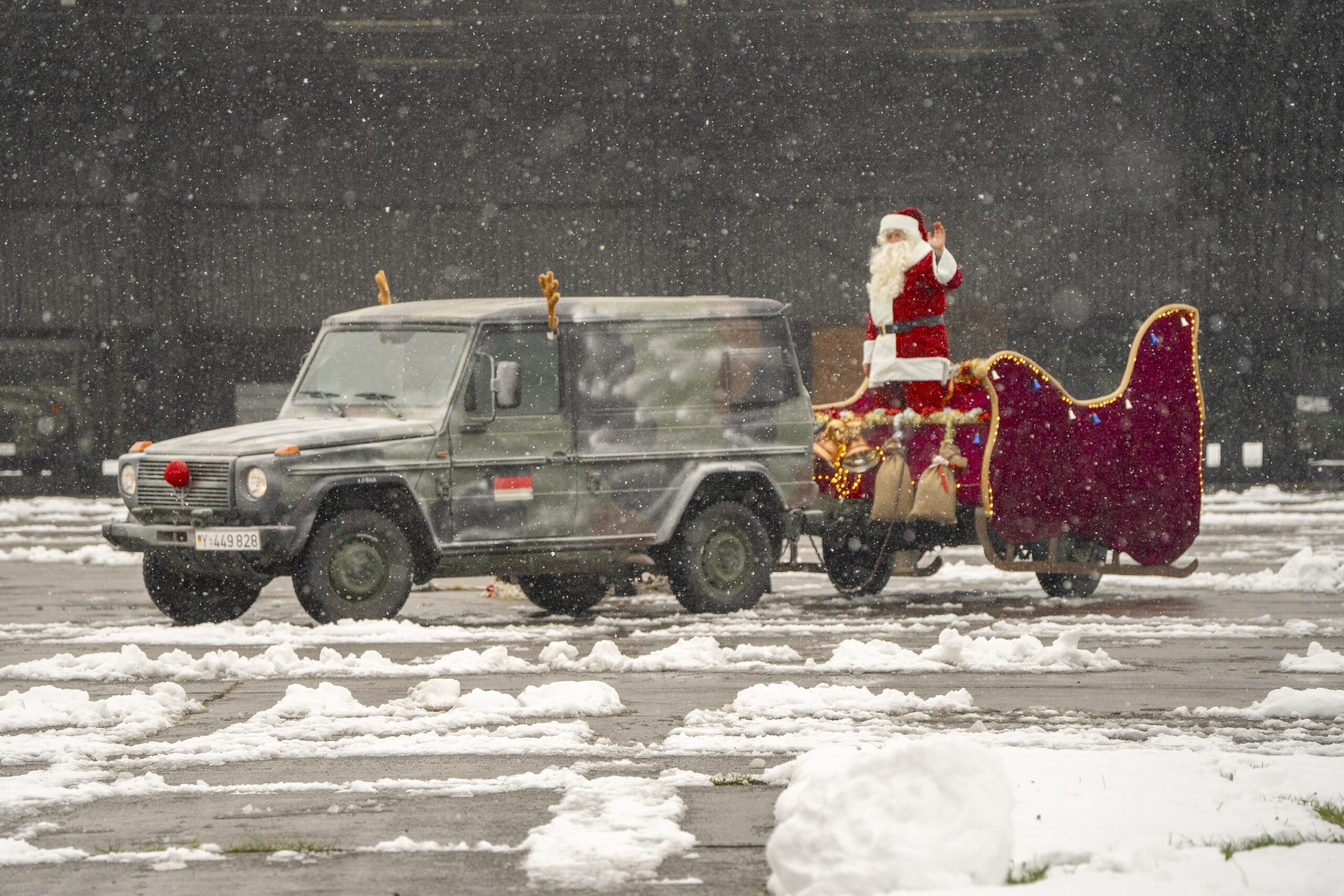 Der Weihnachtsmann und seine Helfer seilten sich zunächst aus einem Transporthubschrauber ab, bevor sie mit Schlitten und „motorisiertem Rentier“ zu den Kindern zum Toy Drop kamen.