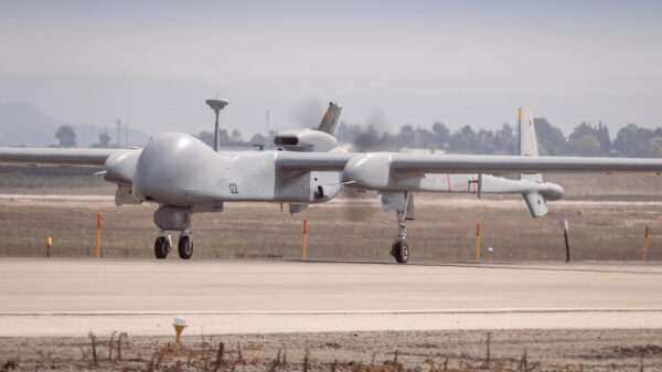 Eine Aufklärungsdrohne Heron TP startet auf der Air Force Base Tel Nof/Israel