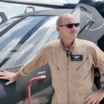 Testpilot "Bill" Fell vor dem Raider.