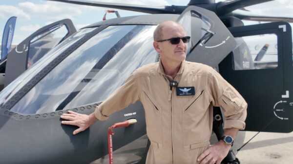 Testpilot "Bill" Fell vor dem Raider.