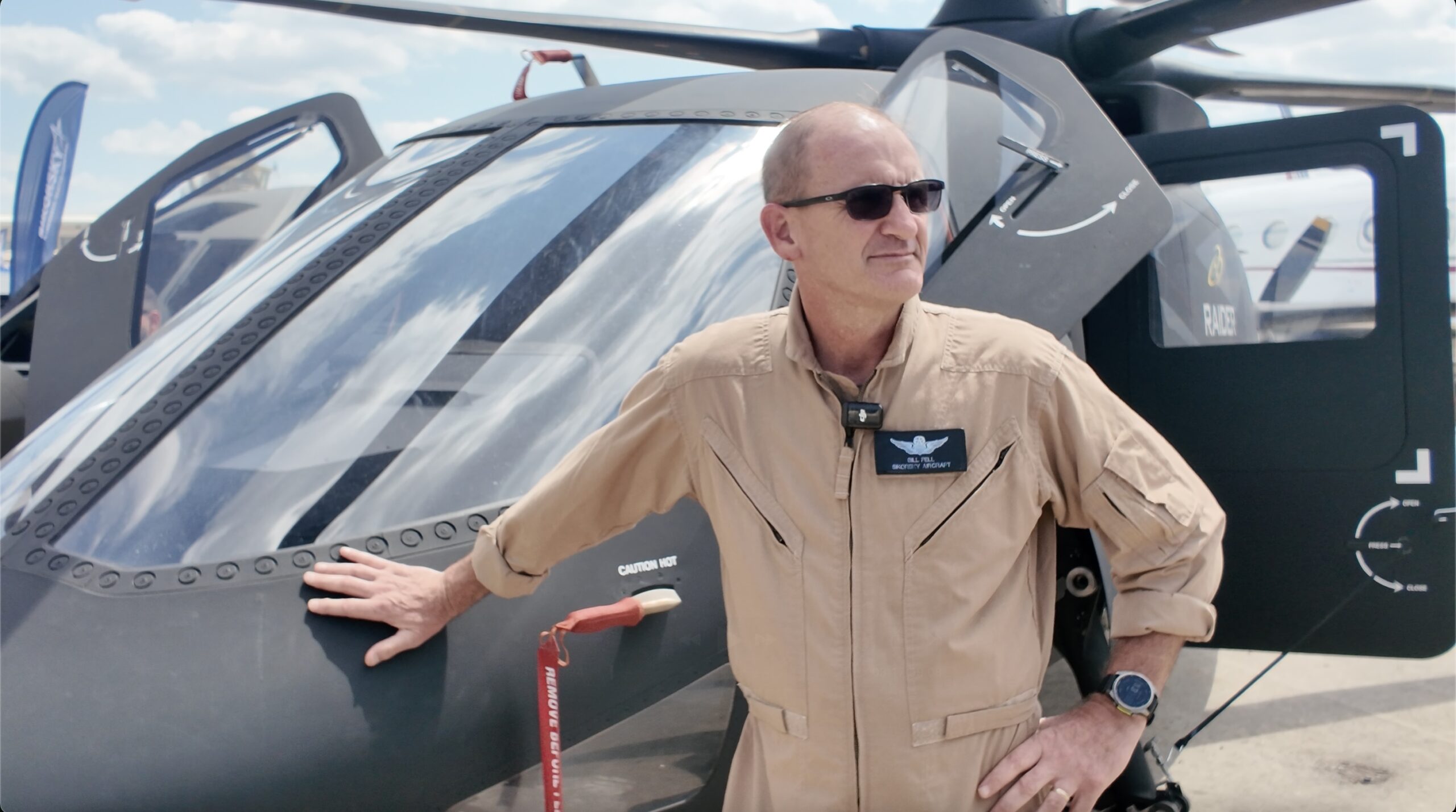 Testpilot "Bill" Fell vor dem Raider.