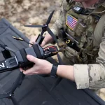 Swarm Forge: Eine der am Test von Auterion beteiligten Drohnen wird durch einen US-Soldaten vorbereitet.