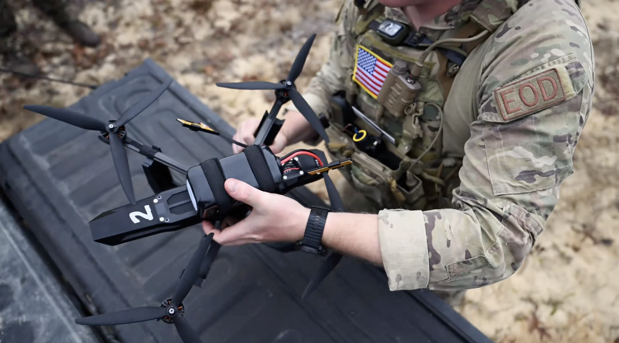 Swarm Forge: Eine der am Test von Auterion beteiligten Drohnen wird durch einen US-Soldaten vorbereitet.