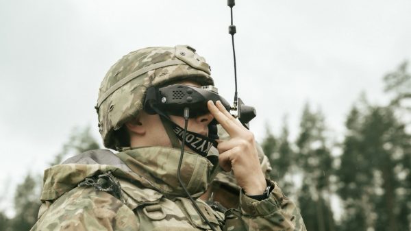 Ein Fallschirmjäger der 173. Luftlandebrigade der US-Armee überwacht die Detonation einer scharfen First Person View (FPV)-Drohne auf dem Truppenübungsplatz Pabradė in Litauen während einer gemeinsamen Operation zum gewaltsamen Eindringen im Rahmen von Swift Response 2025.