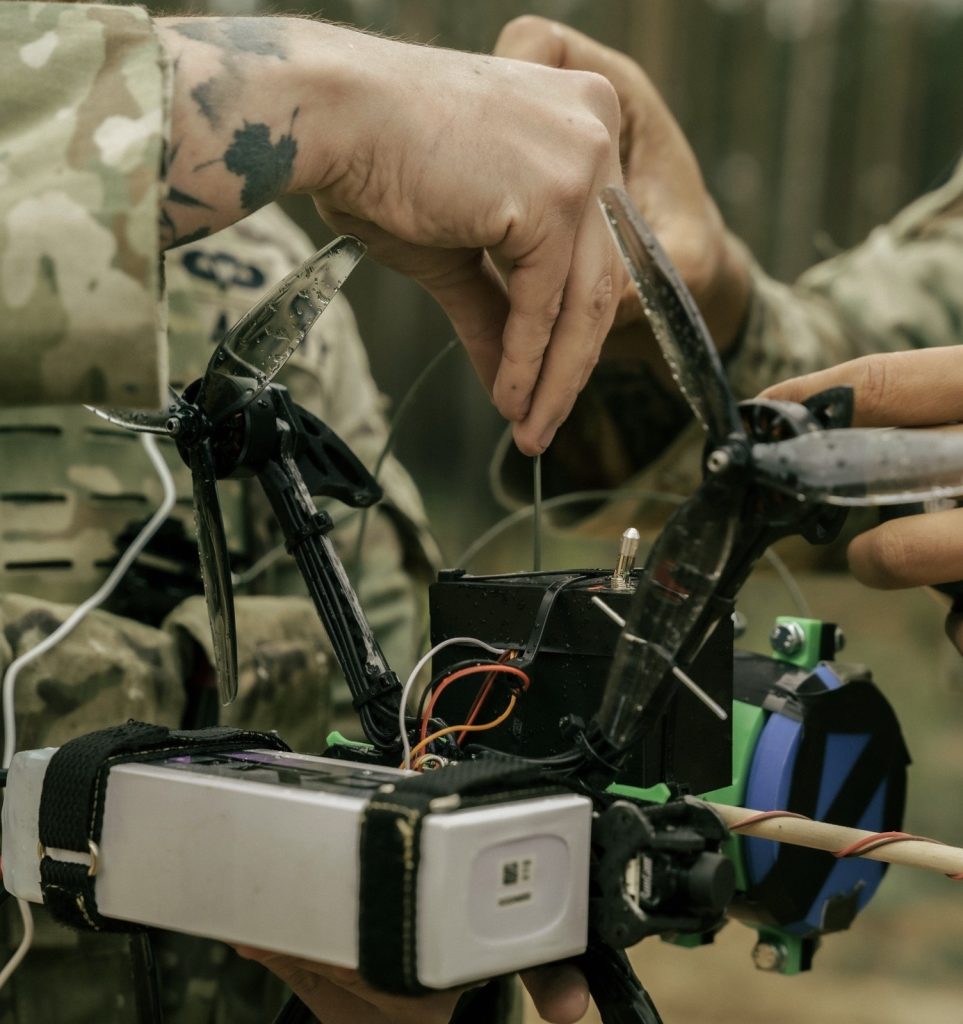 Fallschirmjäger der 173. Luftlandebrigade der US-Armee bereiten sich darauf vor, im Rahmen einer gemeinsamen Operation zum gewaltsamen Eindringen im Rahmen von Swift Response 2025 auf dem Truppenübungsplatz Pabradė in Litauen eine scharfe First Person View (FPV)-Drohne zu bedienen und zu zünden.