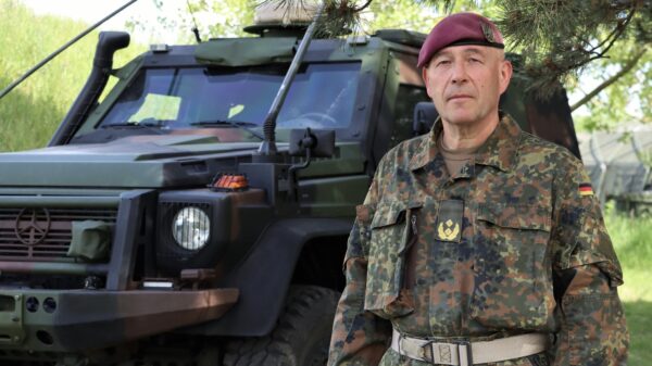 Generalmajor Dirk Faust, Kommandeur der Division Schnelle Kräfte, vor seiner beweglichen Befehlsstelle in Rumänien.