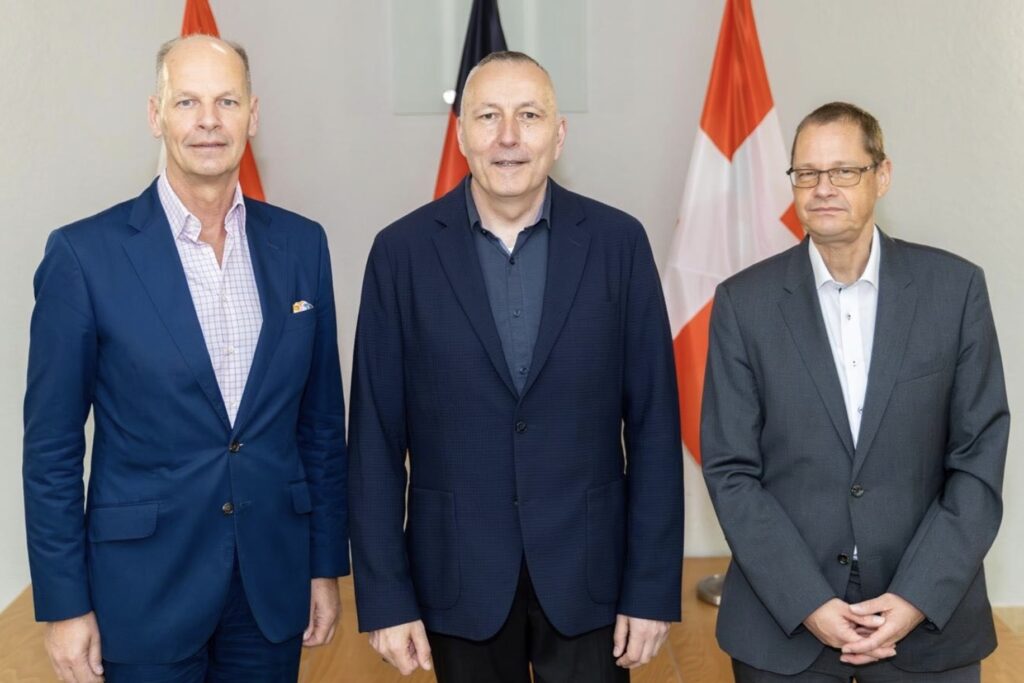 Die drei Rüstungskoordinatoren (v. l. n. r.) Harald Vodosek, MMag (A), Carsten Stawitzki (D), Urs Loher (CH) bei Ihrem DACH-Treffen in Berlin.