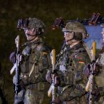 Es tut sich was: In Grafenwöhr überreichte der stellvertretende Inspekteur des Heeres, Generalleutnant Heico Hübner (l.), gemeinsam mit Vizeadmiral Carsten Stawitzki aus dem Verteidigungsministerium die ersten neuen Sturmgewehre G95 an die Truppe.