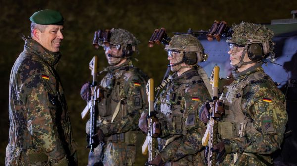 Es tut sich was: In Grafenwöhr überreichte der stellvertretende Inspekteur des Heeres, Generalleutnant Heico Hübner (l.), gemeinsam mit Vizeadmiral Carsten Stawitzki aus dem Verteidigungsministerium die ersten neuen Sturmgewehre G95 an die Truppe.