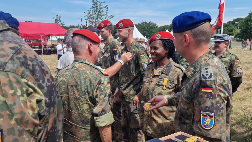 Brigadegeneral Hans-Dieter Müller gratulierte Erstmarschiererin Hauptmann Martha S. aus der Marschgruppe Zentraler Sanitätsdienst.