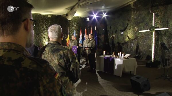 Soldatinnen und Soldaten der Bundeswehr feiern gemeinsam Gottesdienst an Weihnachten in Rukla/Litauen.