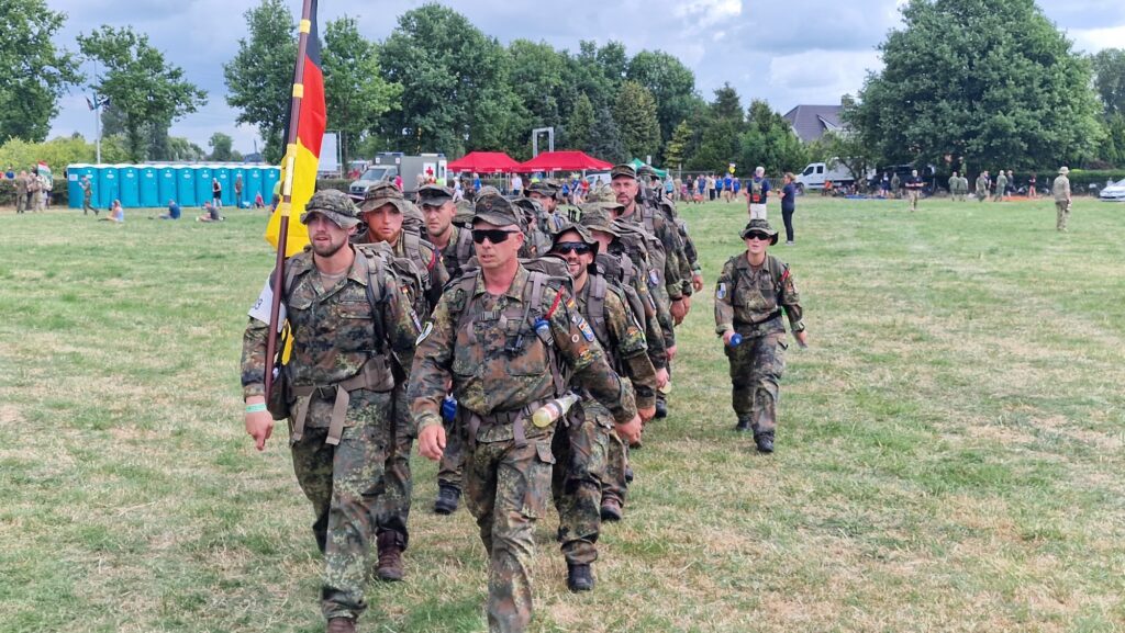 Feldwebel Johanna (r.): „Wenn wir uns nach dem Marsch in Augustdorf über den Weg laufen, ist es eine andere Verbundenheit. Wir wissen, diese 160 Kilometer, dieses Leiden, das wir miteinander durchgestanden haben – das schweißt anders zusammen.“