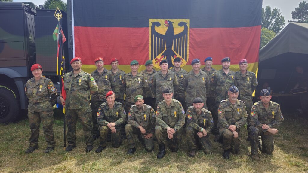 Jubiläum: Oberstleutnant der Reserve Detlef M. (7. V. r.) absolvierte seinen 30. Vier-Tage-Marsch. Er marschierte in der Marschgruppe Reserve Nord unter der Leitung von Hauptmann Martina L. (l.) Der erfahrene Marschierer: „Während der etwa acht Stunden auf der Strecke erleben einige mentale Durststrecken.“ Denn vieles ist Kopfsache.