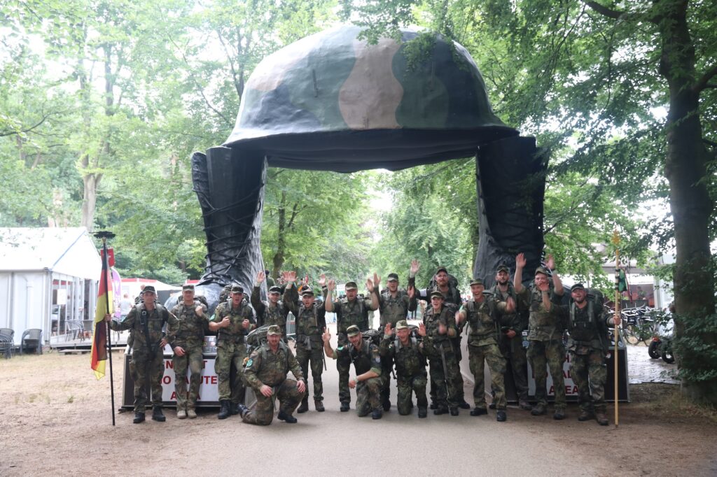 Der dritte Marschtag gilt als besonders anstrengend. Die Marschgruppe Bw 02 kam trotzdem mit viel Stimmung zurück ins Camp. Für die rund 6.000 militärischen Marschiererinnen und Marschierer wurde das Kamp Heumensoord aufgebaut.