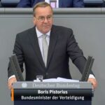 „Wir haben im vergangenen Jahr sehr viel erreicht und die Zeit und das Geld genutzt, um wichtige Projekte für die Bundeswehr anzustoßen und voranzubringen“, betonte Verteidigungsminister Boris Pistorius bei seiner heutigen Rede zum Verteidigungshaushalt. „Die Tatsache, dass wir in diesem Jahr bereits vor der Sommerpause 42 große Beschaffungsvorlagen gemeinsam mit dem Parlament anstoßen konnten, zeigt ebenfalls, wie schnell und effizient wir vorankommen.“