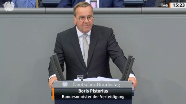„Wir haben im vergangenen Jahr sehr viel erreicht und die Zeit und das Geld genutzt, um wichtige Projekte für die Bundeswehr anzustoßen und voranzubringen“, betonte Verteidigungsminister Boris Pistorius bei seiner heutigen Rede zum Verteidigungshaushalt. „Die Tatsache, dass wir in diesem Jahr bereits vor der Sommerpause 42 große Beschaffungsvorlagen gemeinsam mit dem Parlament anstoßen konnten, zeigt ebenfalls, wie schnell und effizient wir vorankommen.“